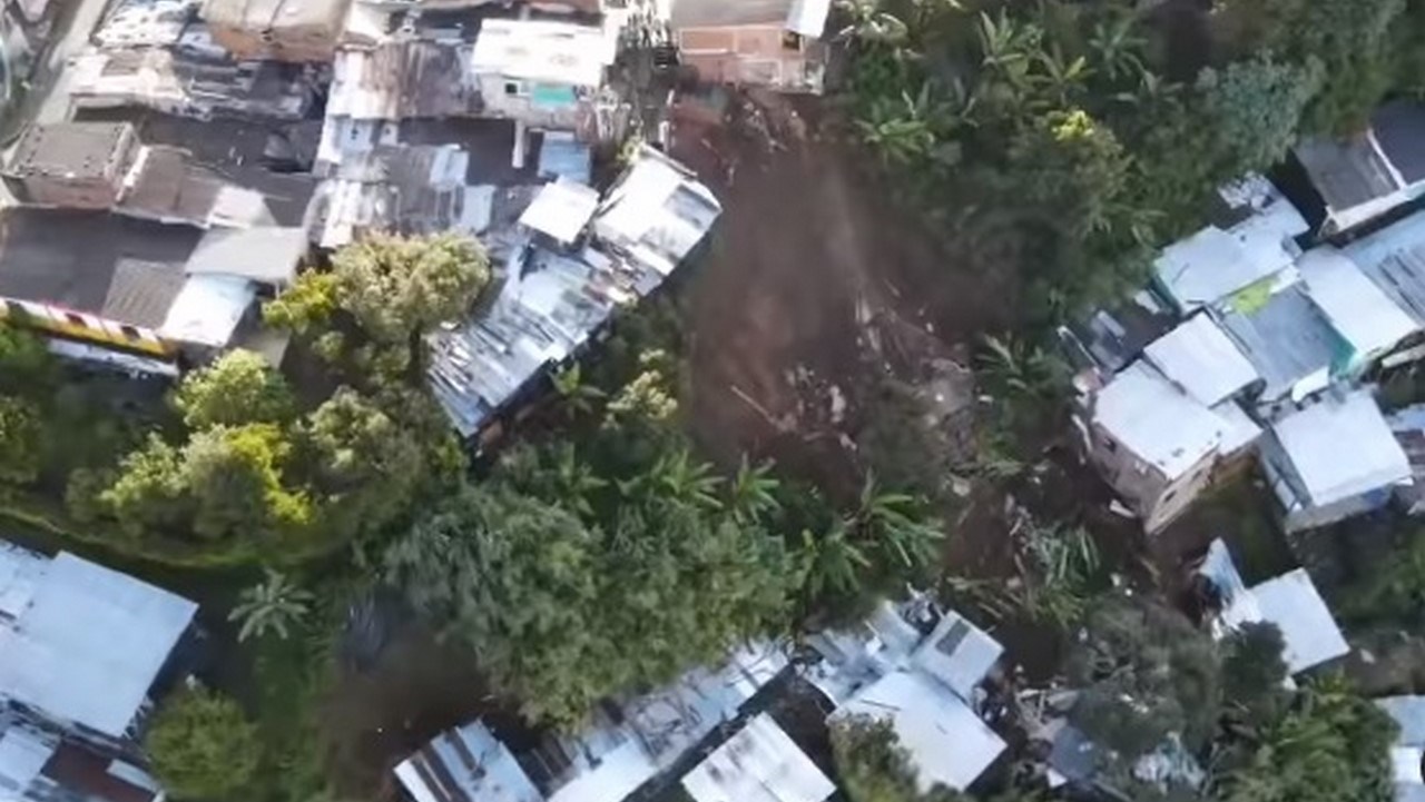Deslizamiento dejó tres personas fallecidas y más de 10 familias damnificadas 1 Pereira 3 muertos Deslizamiento tierra
