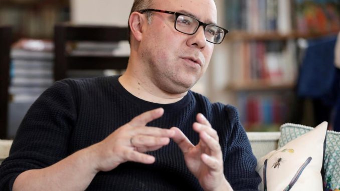 El escritor colombiano Ricardo Silva, habla durante entrevista con Efe del 11 de octubre de 2021 en Bogotá (Colombia). El escritor colombiano Ricardo Silva Romero aborda en su más reciente novela "Zoológico humano" las vidas de ocho personajes que tienen en común haber vuelto de la muerte pero admite en una entrevista con Efe que es un libro que da "ganas de vivir". EFE/ Carlos Ortega Zoológico humano