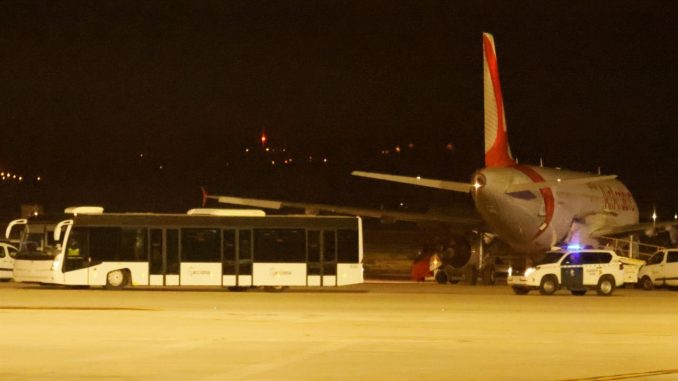 Patrullas de la Guardia Civil escoltan el autobús que traslada al resto de los pasajeros que también volaban en el avión de la Royale Air Marroc. EFE/CATI CLADERA. España