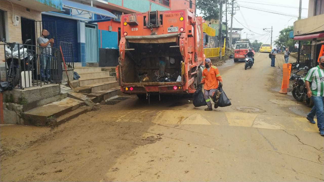 [Video] Desde anoche han estado limpiando las calles de Santo Domingo tras la fuerte inundación
