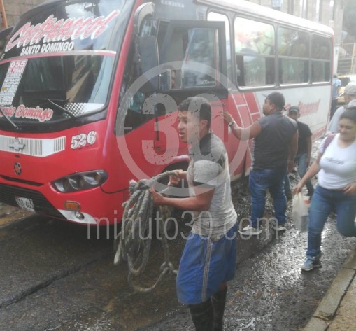 ¡Va pa' largo! Conductores aseguran que no acabará el paro en Santo Domingo hasta no ver la maquinaria arreglando la vía 1 Santo Domingo