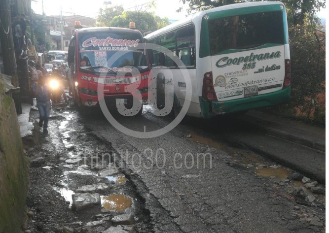 ¡Va pa' largo! Conductores aseguran que no acabará el paro en Santo Domingo hasta no ver la maquinaria arreglando la vía 2 Santo Domingo