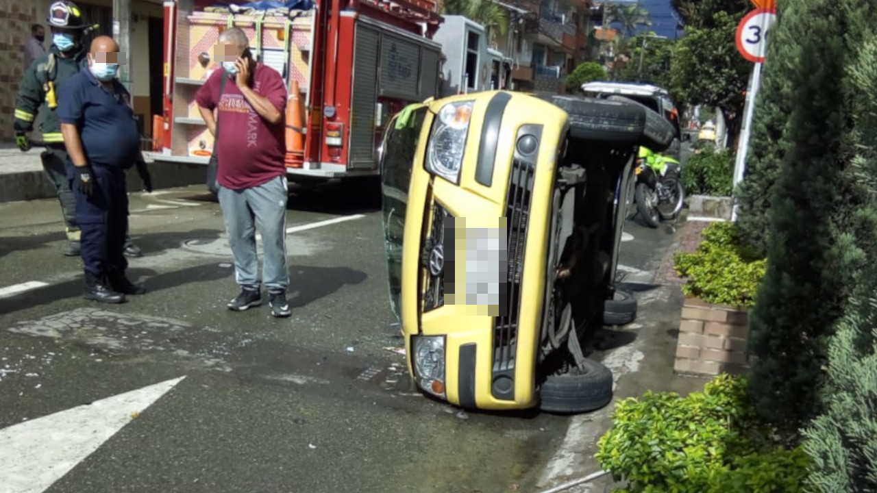 ¡Qué 'tiestazo'! Taxi terminó volcado tras un accidente en Itagüí