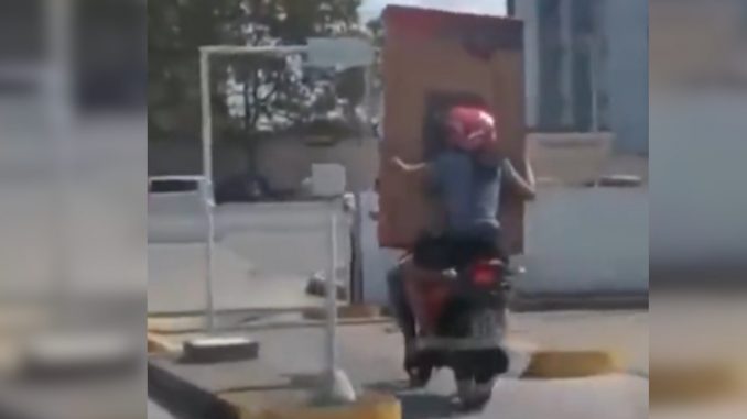 ¡Tan 'demalas'!Compraron el televisor que soñaron y se les cayó cuando lo llevaban a la casa ¡Tan 'demalas'!Compraron el televisor que soñaron y se les cayó cuando lo llevaban a la casa