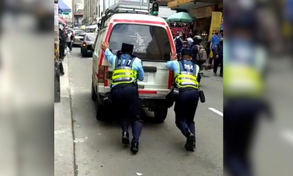 [Video] ¡Qué maravilla! Agentes de tránsito ayudaron a un conductor en apuros en el centro de Medellín