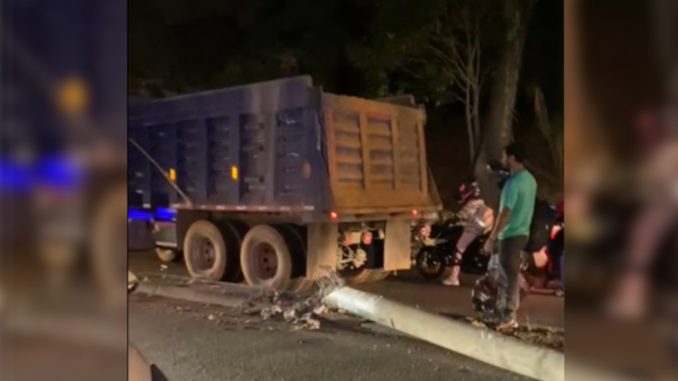 ¡Qué 'tiestazo'! Volqueta habría tumbado un poste por el Deprimido de San Juan con la 80 ¡Qué 'tiestazo'! Volqueta habría tumbado un poste por el Deprimido de San Juan con la 80