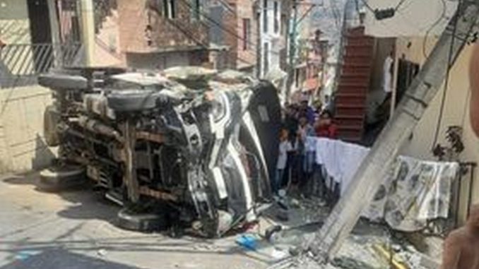 Se volcó un carro en Bello La Maruchenga Se volcó un carro en Bello La Maruchenga