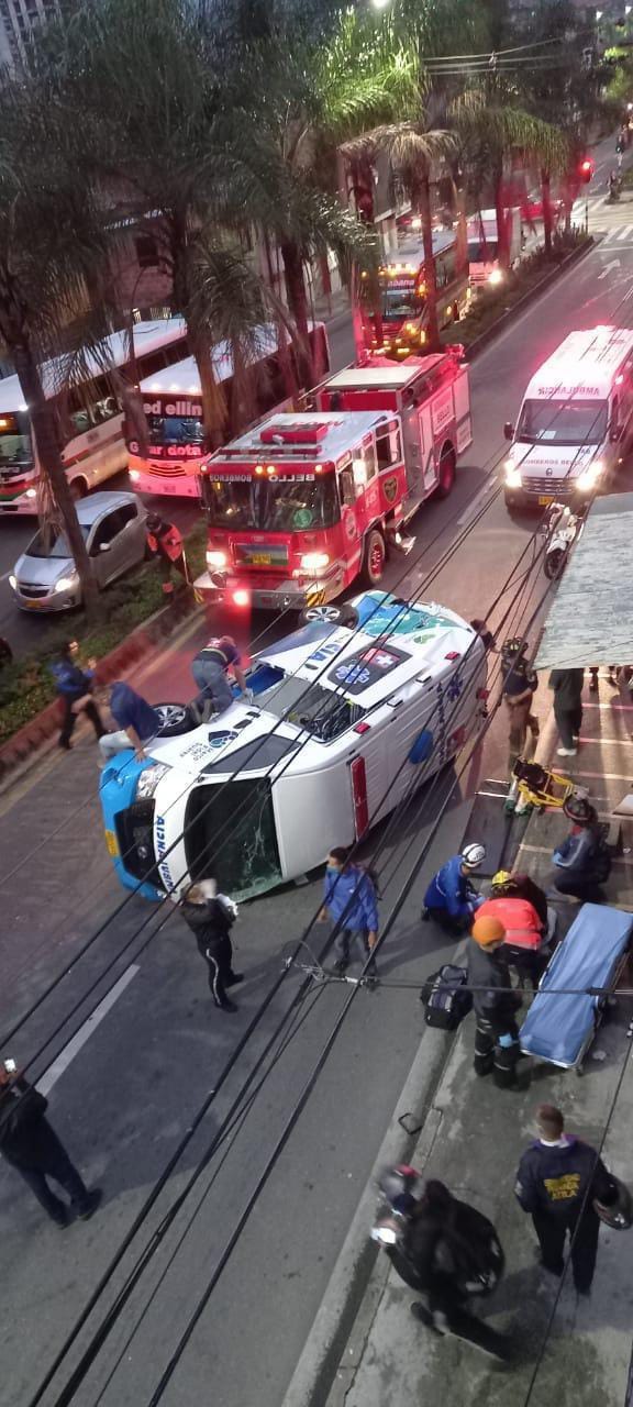¡Qué dolor! Abuelo sufrió una caída en su casa y la ambulancia donde era trasladado se volcó 2 adulto