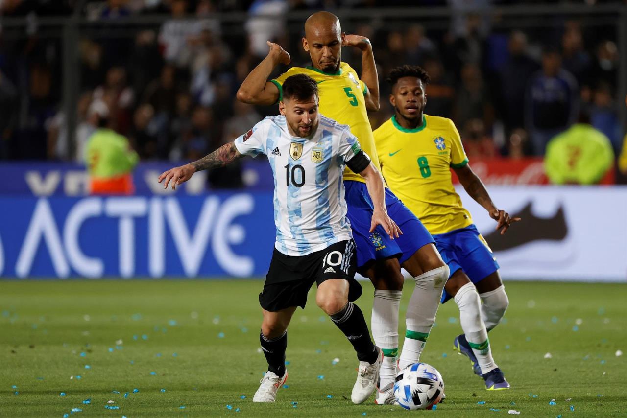 FOTOS: Argentina empata en casa y se clasifica gracias al triunfo de Ecuador 2 argentina