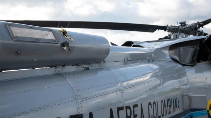 Fotografía cedida el 25 de junio de 2021 por la Presidencia de Colombia que muestra los impactos de bala en el helicóptero en el que viajaba el presidente de Colombia, Iván Duque, en Cúcuta (Colombia). EFE/César Carrión/Presidencia de Colombia Duque