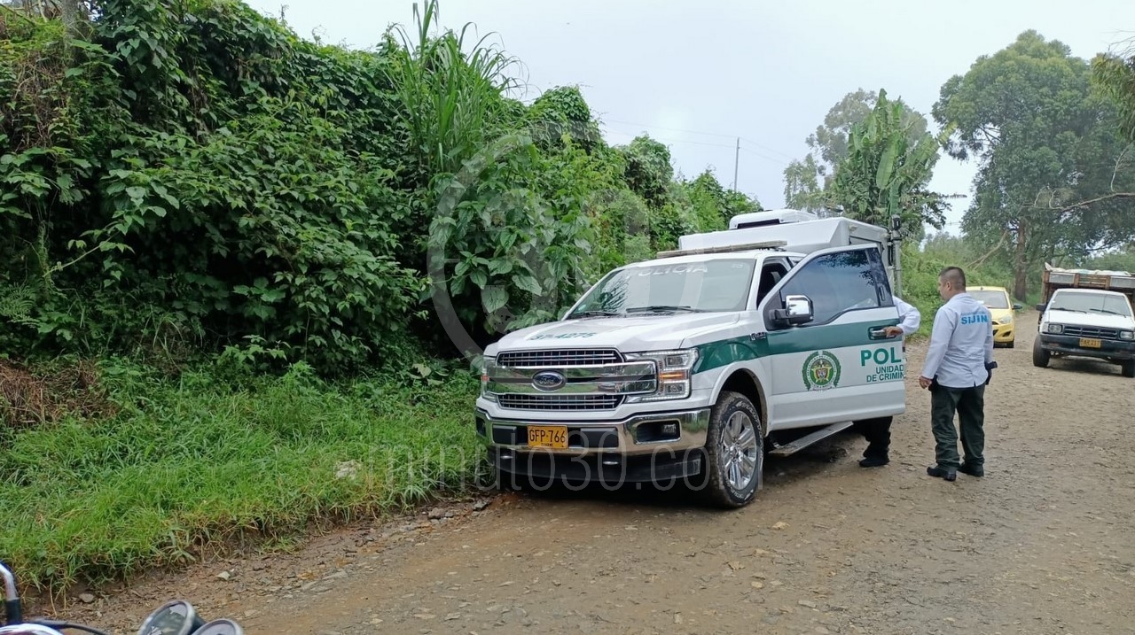 Fotos y video: A bala mataron a un hombre que sería venezolano en la vía antigua a Guarne, por Bello 1 bello1