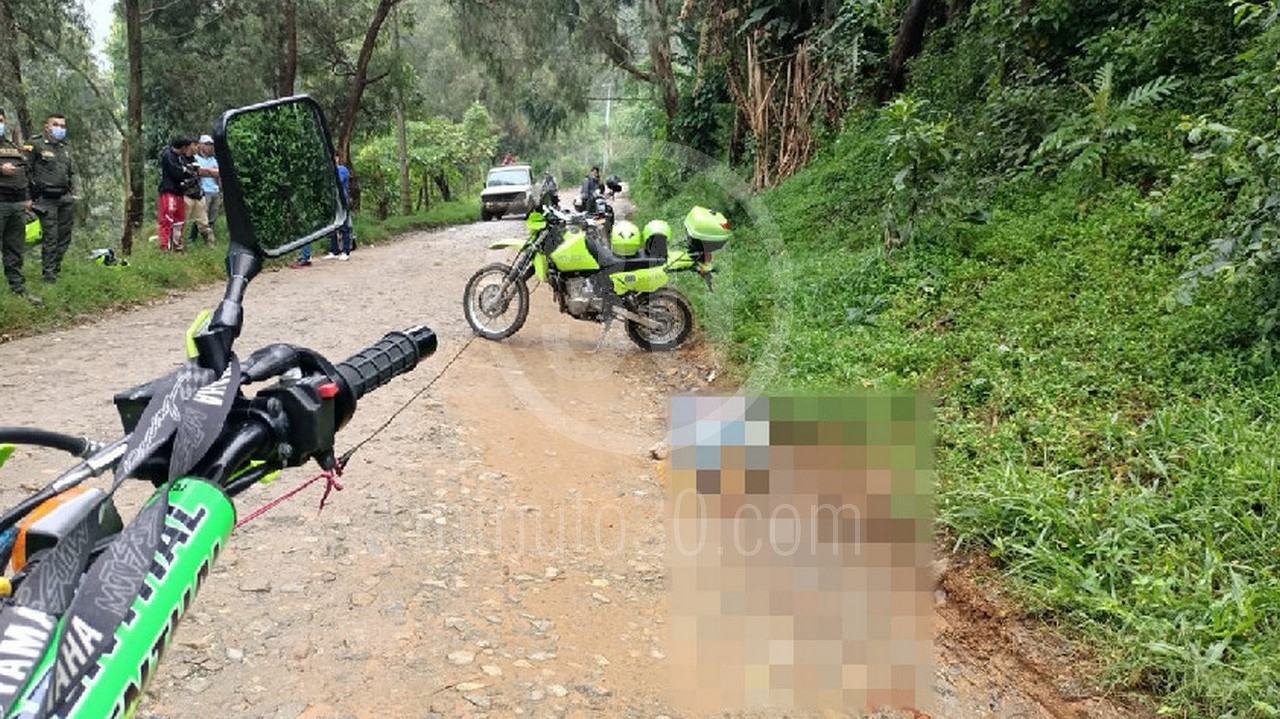 Fotos y video: A bala mataron a un hombre que sería venezolano en la vía antigua a Guarne, por Bello 3 bello2