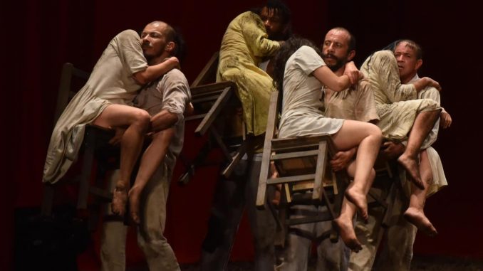 Artistas fueron registrados este martes al presentar la obra 'La mirada del Avestruz', de la compañía colombiana L'Explose, como parte del homenaje que este año hace la Bienal de Danza de Cali al prolífico coreógrafo colombo español Tino Fernández, en Cali (Colombia). EFE/Ernesto Guzmán Bienal de Danza de Cali