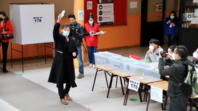El candidato presidencial por el Frente Amplio, Gabriel Boric, vota hoy en el colegio electoral instalado en la Escuela Patagonia de Punta Arenas (Chile). El país elige este domingo al sucesor del presidente Sebastián Piñera, el cuerpo de la cámara de diputados y parte del Senado. EFE/José Miguel Cárdenas Boric