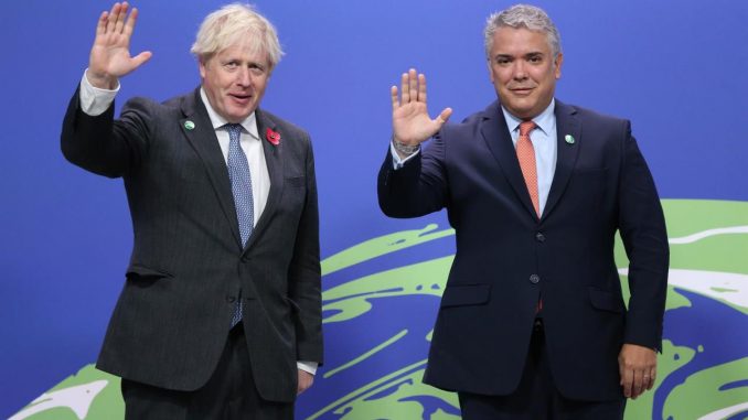 El primer ministro británico, Boris Johnson (i), saluda al presidente de Colombia, Iván Duque (d), a su llegada a la cumbre del clima COP26 en Glasgow (Escocia), este 1 de noviembre de 2021. EFE/EPA/Robert Perry cambio climático