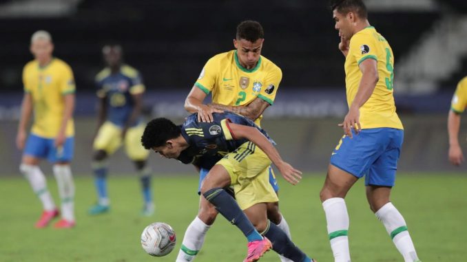 Danilo (i) y Casemiro (d) de Brasil disputan el balón con Luis Díaz de Colombia, en una fotografía de archivo. EFE/Andre Coelho Brasil