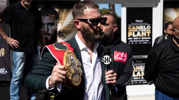 Fotografía de archivo, tomada el pasado 21 de septiembre, en la que se registró al boxeador estadounidense Caleb Plant, durante la presentación de la pelea por la unificación de los títulos del peso supermediano, en la que se enfrentará al mexicano Saúl "Canelo" Álvarez, en Beverly Hills (California, EE.UU.). EFE/Étienne Laurent Álvarez