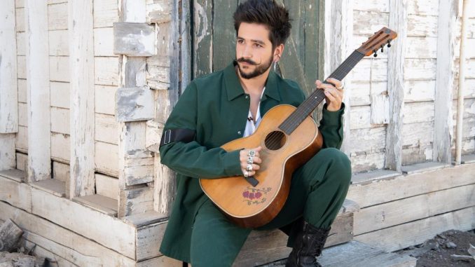 Fotografía cedida hoy por Interscope Records que muestra al cantante colombiano Camilo, quien lidera las candidaturas a los Latin Grammy que se celebrarán el jueves 18 de noviembre en Las Vegas (Nevada, EEUU), por delante de Juan Luis Guerra (seis nominaciones) y C. Tangana (cinco opciones de premio). EFE/ Interscope Records Camilo