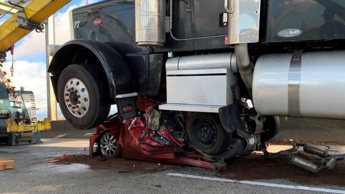 camión aplastó carro mujer sobrevivió