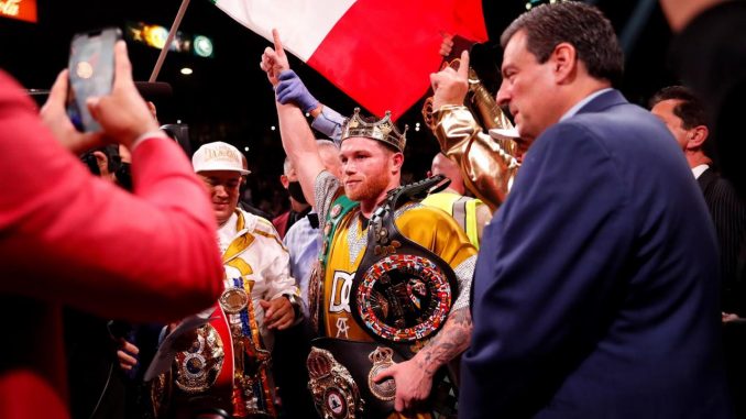 Canelo Álvarez (c) de México celebra tras vencer a Caleb Plant de EE.UU. en el MGM Grand Arena en Las Vegas, Nevada (EE.UU.), este 6 de noviembre de 2021. EFE/EPA/Caroline Brehman Canelo Álvarez