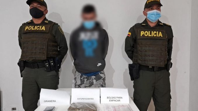 Lo cogieron en Montebello con marihuana y una gramera Lo cogieron en Montebello con marihuana y una gramera
