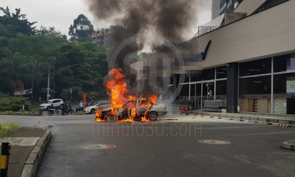 Se prendió un carro en La Loma de Los Bernal