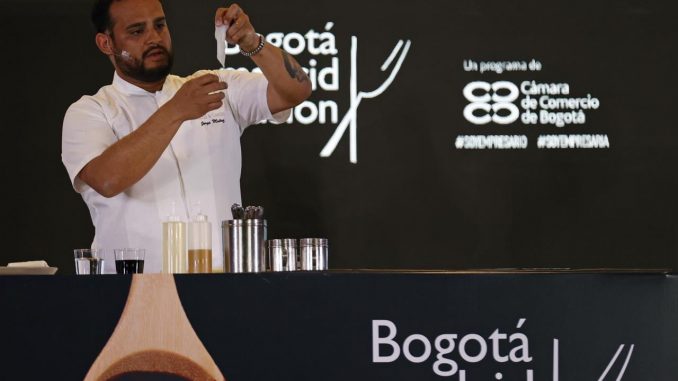 AM El chef Jorge Muñoz, del restaurante Astrid y Gastón de Lima, hace su exposición durante la segunda edición del Bogotá Madrid Fusión, hoy, en Bogotá (Colombia). EFE/ Mauricio Dueñas Castañeda Bogotá Madrid Fusión