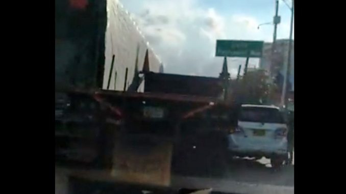 Tres carros se chocaron en todo el semáforo de la Minorista Tres carros se chocaron en todo el semáforo de la Minorista