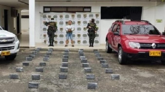 Lo cogieron transportando 42 paquetes llenos de base de coca Lo cogieron transportando 42 paquetes llenos de base de coca