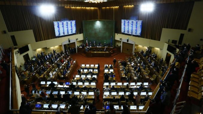 Fotografía cedida hoy por la Cámara de Diputados de Chile que muestra una vista general de la sesión especial de juicio político al presidente Sebastián Piñera, en Valparaíso (Chile). EFE/Cámara de Diputados de Chile/Johanna Zárate Piñera