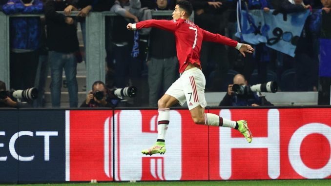 El jugador del Manchester United, Cristiano Ronaldo, celebraba el gol que daba el empate a su equipo ante el Atalanta, en el partido de Liga de Campeones disputado el martes en Bergamo, Italia. EFE/EPA/PAOLO MAGNI Cristiano Ronaldo