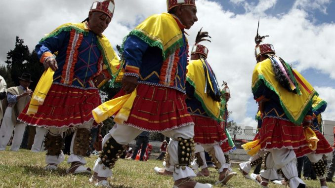 Imagen de Archivo de un grupo de indígenas danzan en Pasto (Colombia). EFE/MAURICIO DUEÑAS Patrimonio Cultural
