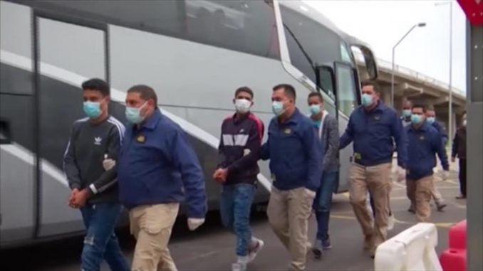 El Gobierno de Chile expulsó a 120 migrantes venezolanos y colombianos en un vuelo chárter, la mayor operación de deportación realizada este año. EFE deportación