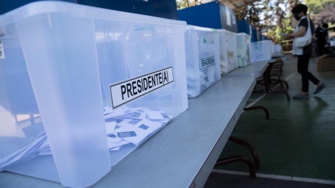 Detalle de la urna para votos de Presidente, este 21 de noviembre ce 2021, en el Liceo Carmela Silva Donoso, en Santiago (Chile). EFE/Alberto Valdés balotaje en Chile