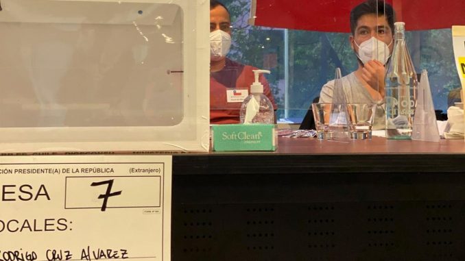 Unos 7.760 chilenos residentes en Australia y Nueva Zelanda que están habilitados para votar comenzaron a emitir su voto este domingo con normalidad en las elecciones presidenciales, las más cruciales e inciertas de la historia reciente del país. EFE/Rocío Otoya comicios presidenciales en Chile