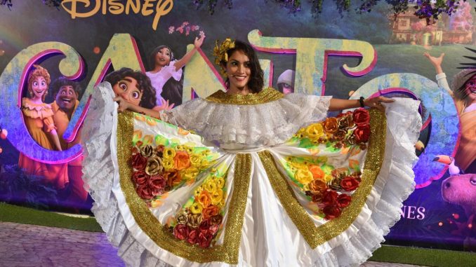 La comunidad colombiana residente en España dio la bienvenida este domingo en Madrid a la magia de "Encanto", el nuevo largometraje de animación de Disney, inspirado en el país sudamericano, que estará disponible en cines a partir del próximo 26 de noviembre. Al estreno, organizado por la Embajada de Colombia en España y la productora, asistieron alrededor de 800 personas. Niños y adultos pudieron adornarse la cara con flores y otros motivos que emulaban animales que aparecen en la película como tucanes o jaguares. "Colombia, mi encanto", tema musical principal de la película interpretado por el colombiano Carlos Vives, fue una de las canciones que más se repitieron en la ceremonia.- EFE/Maribel Arenas Encanto