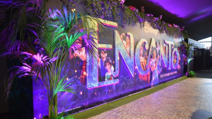 Vista de un anuncio de la película "Encanto", el nuevo largometraje de animación de Disney, inspirado en Colombia. EFE/Maribel Arenas Encanto