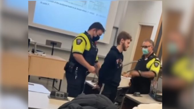 Estudiante es esposado y expulsado de su universidad por no vacunarse contra el Covid Estudiante es esposado y expulsado de su universidad por no vacunarse contra el Covid