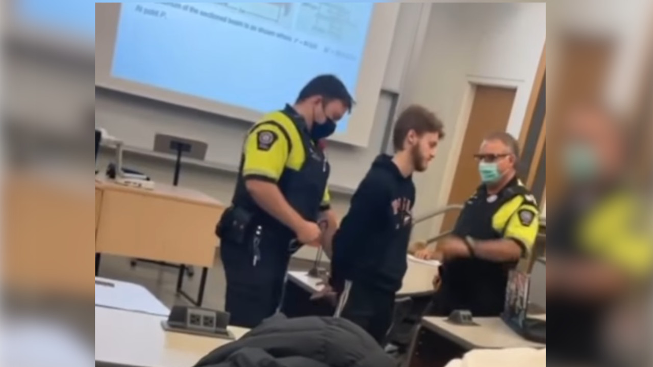 Estudiante es esposado y expulsado de su universidad por no vacunarse contra el Covid