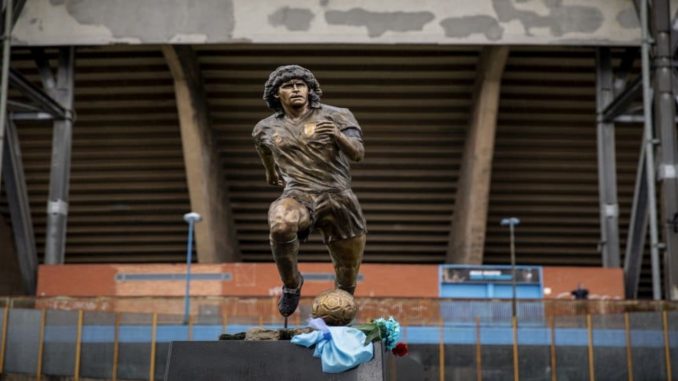Estatua en Napoli en homenaje a Maradona Estatua en Napoli en homenaje a Maradona