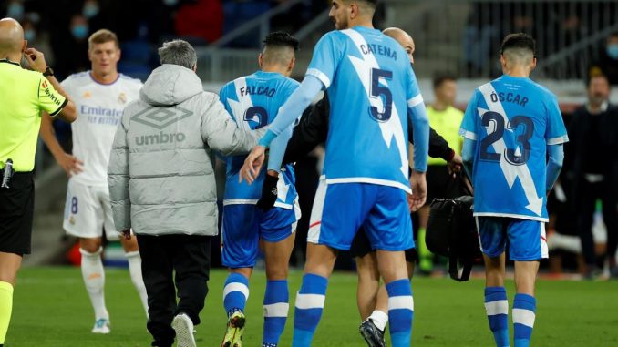 El delantero colombiano del Rayo Vallecano, Radamel Falcao, abandona el terreno de juego tras caer lesionado durante el encuentro correspondiente a la jornada trece de primera división disputado frente al Real Madrid en el estadio Santiago Bernabéu, en Madrid. EFE / Juanjo Martín. Falcao