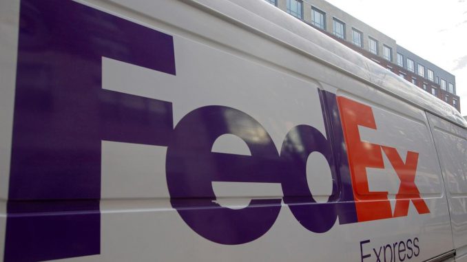 Vista de un camión de reparto de la compañía FedEx, en una fotografía de archivo. EPA/CJ GUNTHER FedEX Latinoamérica