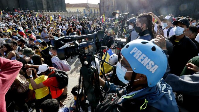 Varios periodistas realizan el cubrimiento del Paro Nacional el 12 de mayo de 2021, en la Plaza de Bolívar, en Bogotá (Colombia). EFE/Mauricio Dueñas Castañeda FLIP