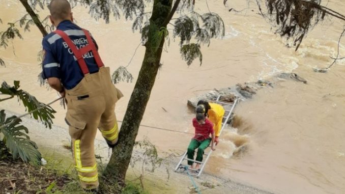 Rescataron vivo a un hombre arrastrado por el río Medellín Rescataron vivo a un hombre arrastrado por el río Medellín