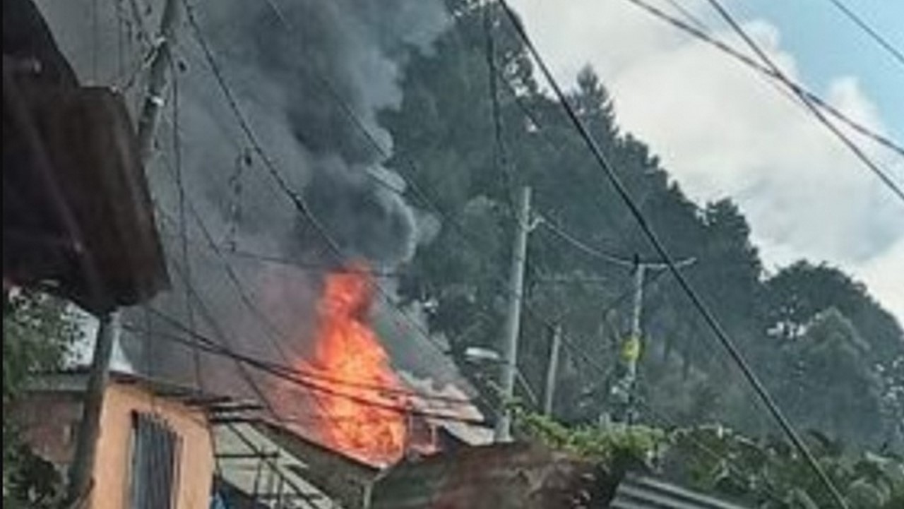 Reportan incendio en una casa en el barrio Carpinelo