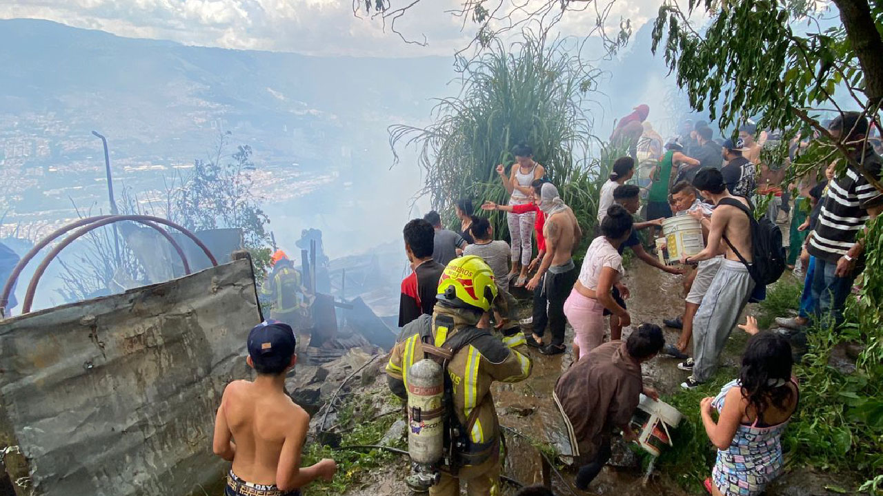 Fotos y video: ¡Se están quemando! Gran incendio se presenta a esta hora en Carpinelo, y habrían 7 casas incendiándose 3 incendio 2