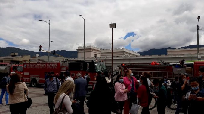 Incendio en el sótano de la secretaría de Salud de Bogotá Incendio en el sótano de la secretaría de Salud de Bogotá