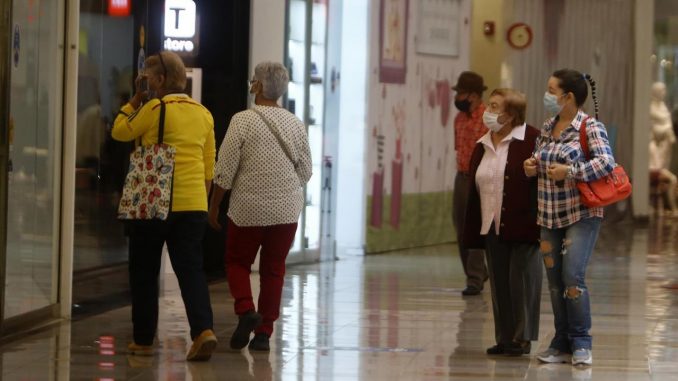 Fotografía de archivo de varias personas en el centro comercial Santafé en Medellín (Colombia). EFE/Luis Eduardo Noriega A. Colombia