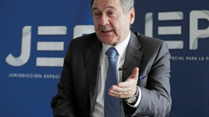 El presidente de la Jurisdicción Especial para la Paz, magistrado Eduardo Cifuentes, habla en entrevista con Efe, el 11 de noviembre de 2021 en Bogotá (Colombia). EFE/ Carlos Ortega JEP