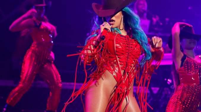La colombiana Karol G actúa la noche del sábado en el primero de sus dos conciertos en el gran escenario del Coliseo de Puerto Rico en San Juan con un lleno total. EFE/Thais Llorca Karol G